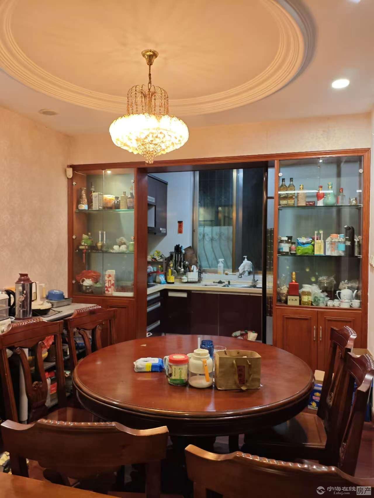 出售新兴小区6室2厅4卫228平米清爽装修价格425万看中可谈住宅
