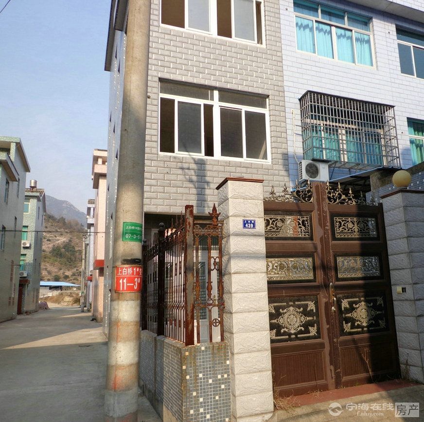 跃龙街道上白桥新村三层半楼屋