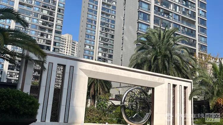 出售东方天逸府，东髟，119平米加车位十储藏室，急卖，202万住宅