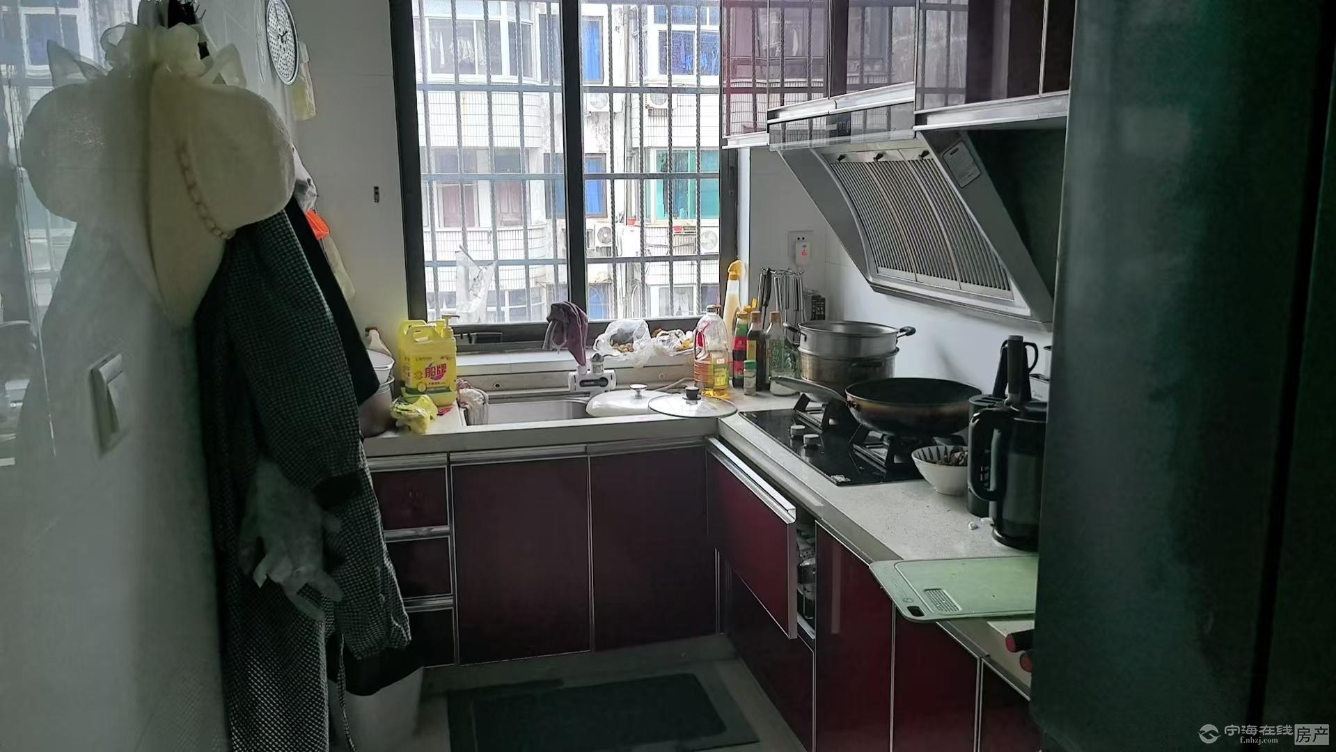 出售东海路3室2厅1卫82平米112万精装修十储藏室城中跃龙学区住宅